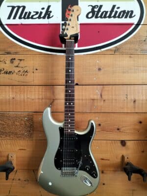 Fender Road Worn Stratocaster PLAY HSS Inca Silver con gigbag tweed
